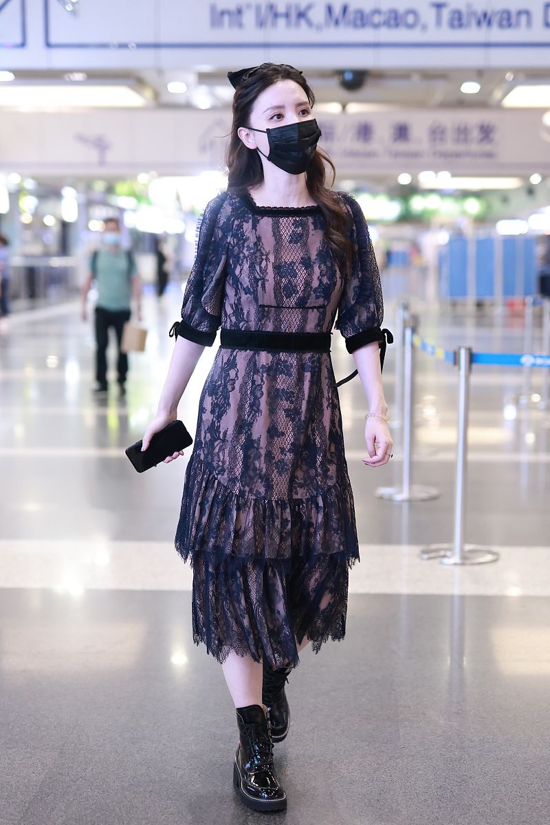 张萌街拍:黑色蕾丝连衣裙dr martens马丁靴女人味十足