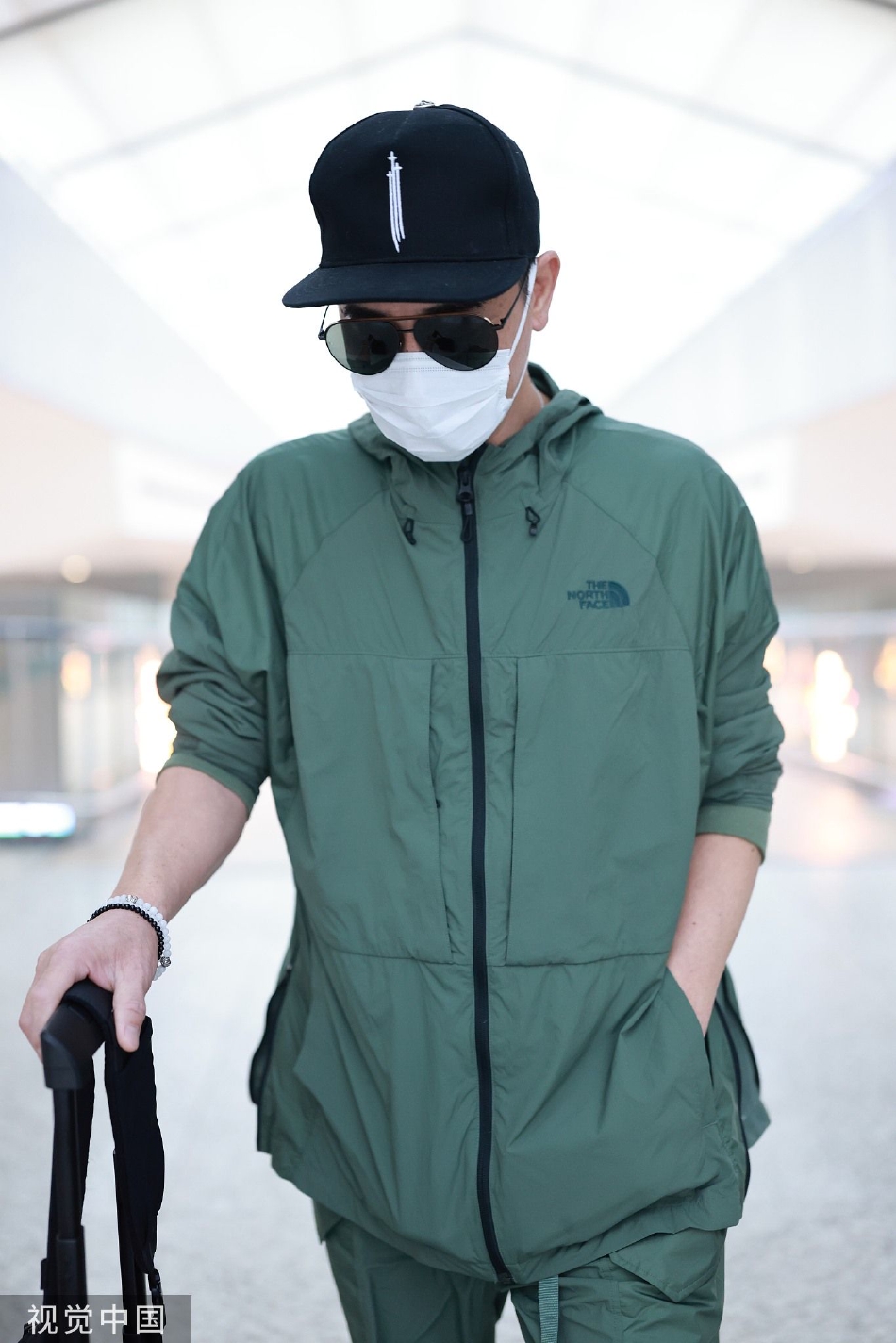 组图:陈小春着绿色运动套装现身机场 单手插兜尽显成熟男性魅力