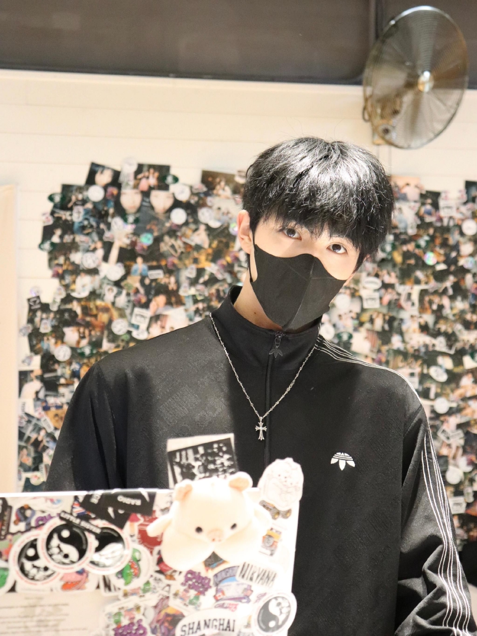 组图:蔡正杰为网友结账免单 戴发带黑色口罩乖巧帅气