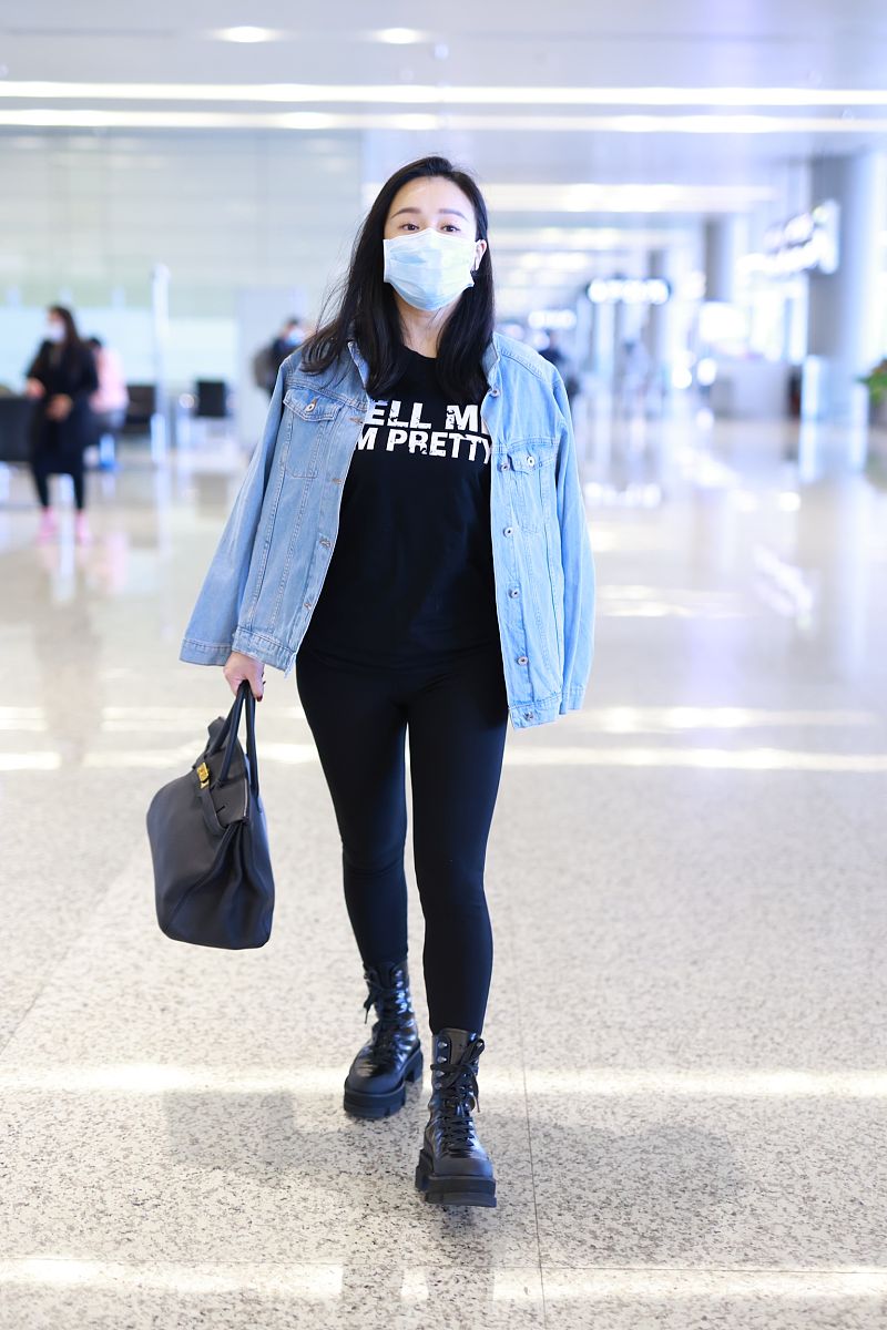 冉莹颖街拍:牛仔夹克铅笔裤皮靴 hermes铂金包休闲帅气