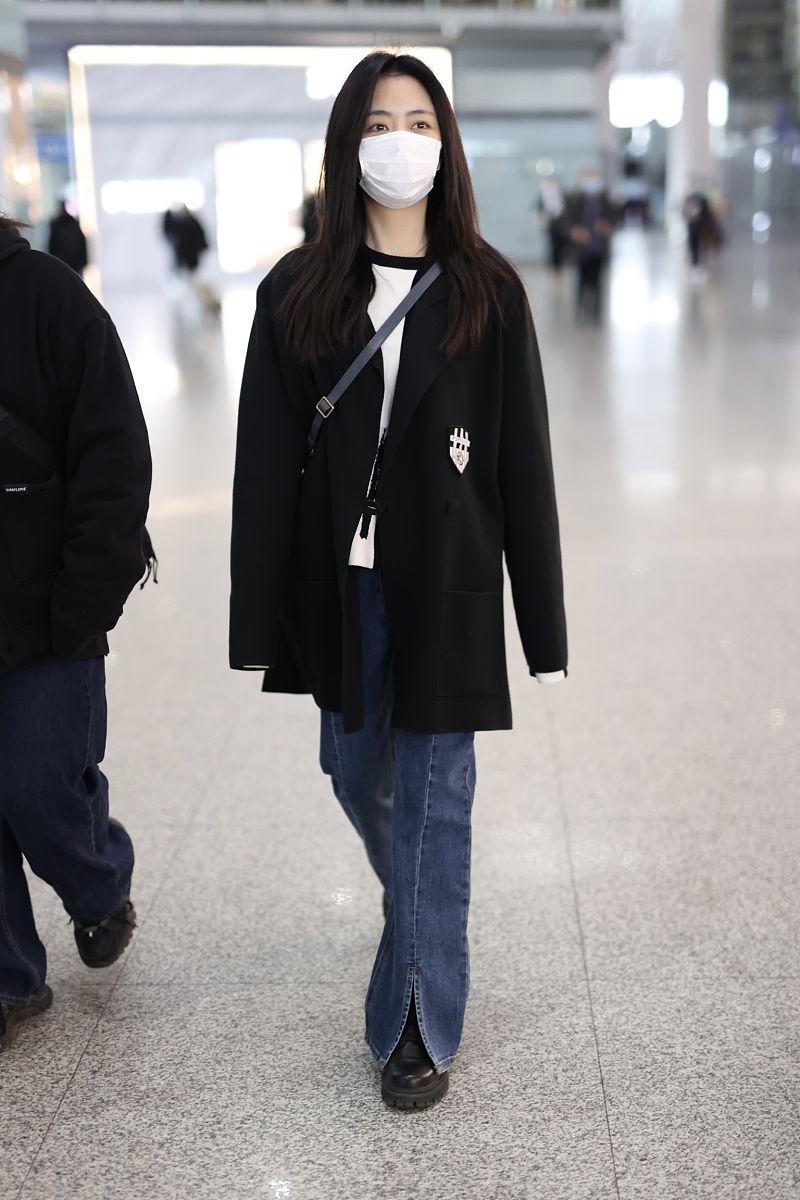 谭松韵街拍:ports黑色徽章短大衣 开叉牛仔裤学生气十足