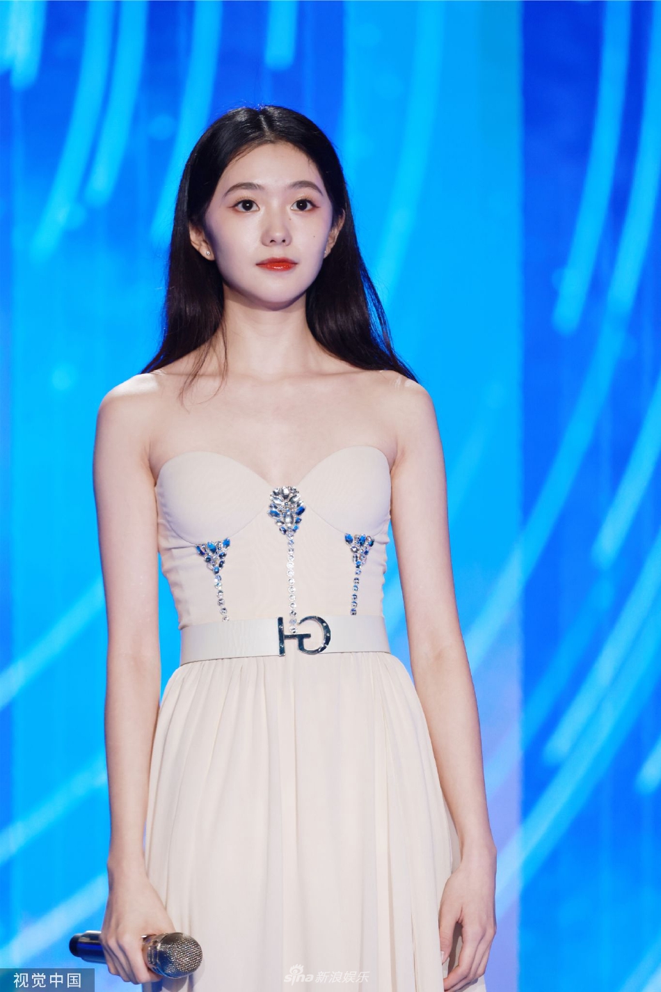 组图:刘浩存一袭白色抹胸长裙秀锁骨 舞台献唱气质迷人