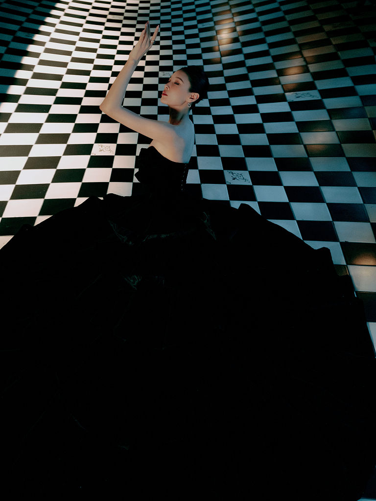 张蓝心亮相凤凰网时尚之选 黑色抹胸裙造型冷御飒气