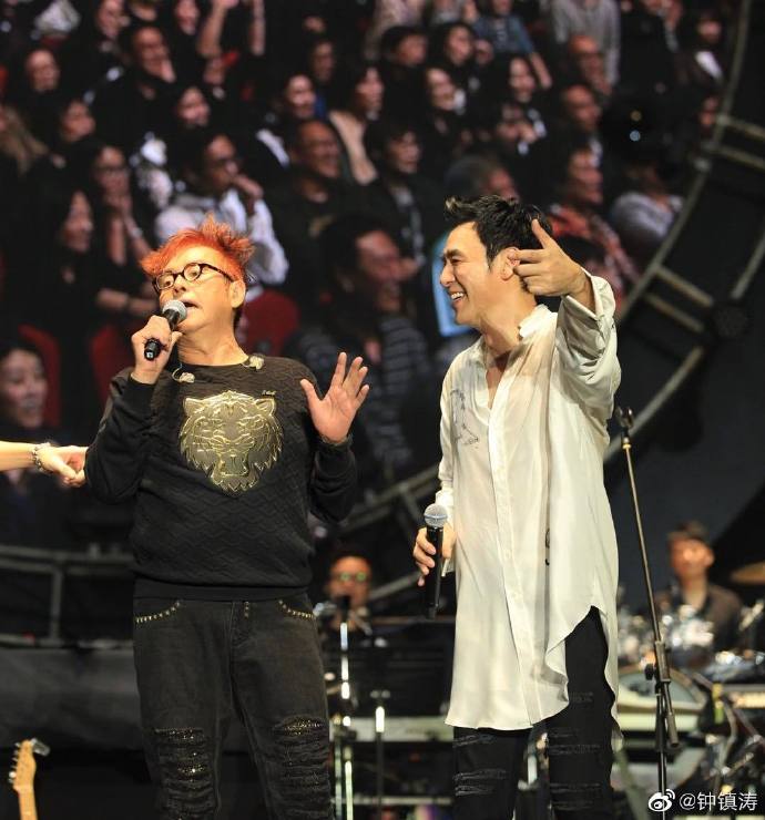 组图:钟镇涛晒合照为谭咏麟庆生 "数不尽在一起的欢乐时光"