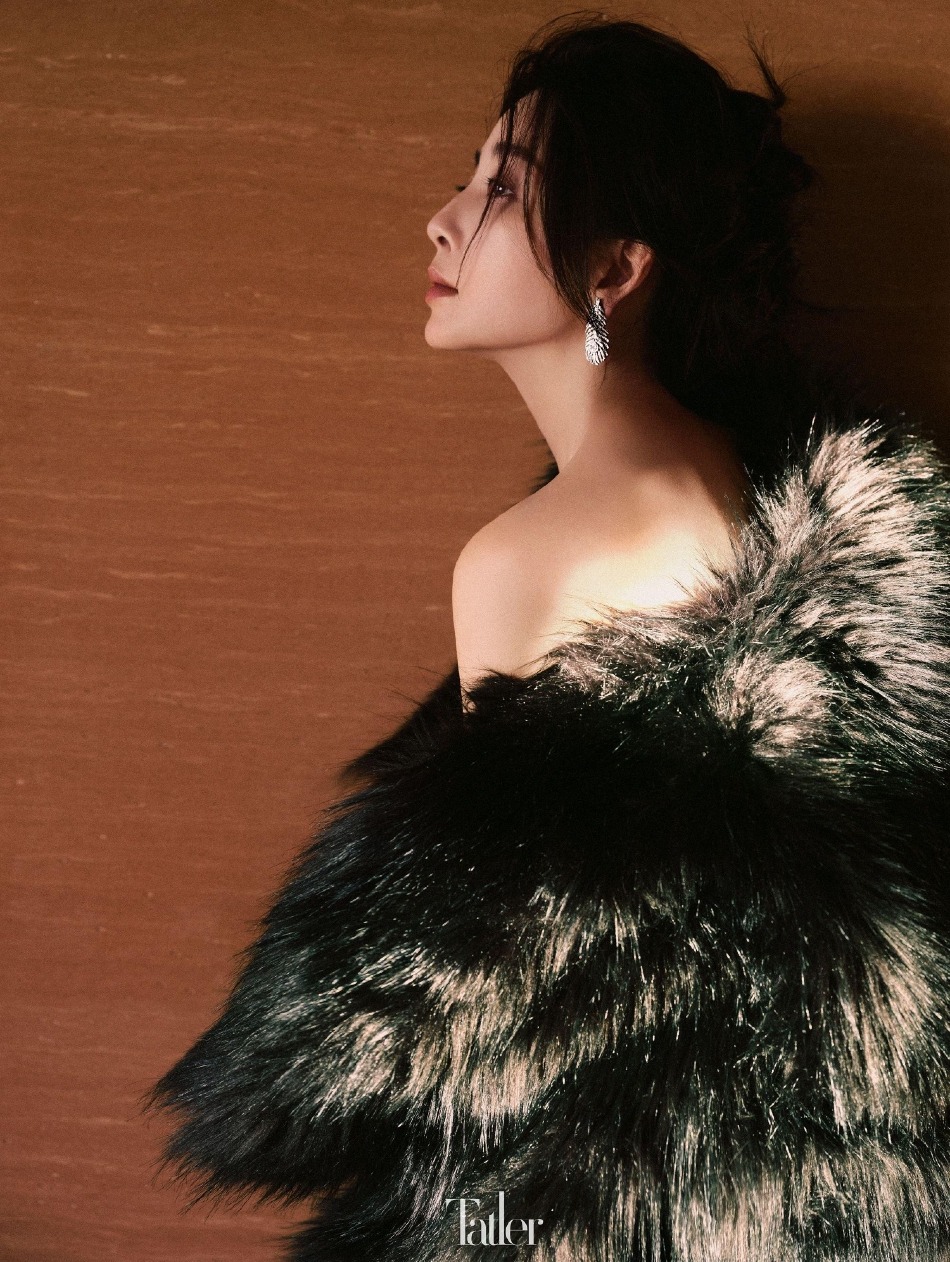 组图:殷桃慵懒感大片惊喜释出 穿深色皮草侧脸优越显温柔