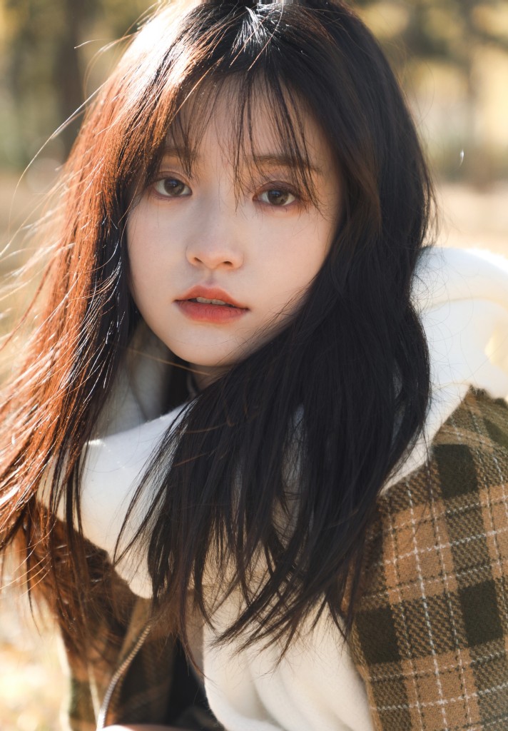 张楚寒格子大衣造型初冬林中写真 似韩剧女主角镜头感满满