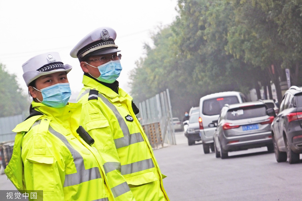 山西:各行各业工作人员坚守岗位度别样国庆