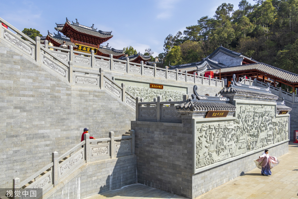 广西梧州:市民游客参观明朝两广总督府 沉浸式感受真人实景互动