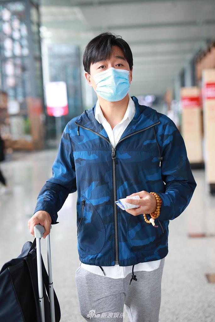 组图:佟大为装扮运动休闲老干部范儿足 自推行李箱赶路步伐匆忙