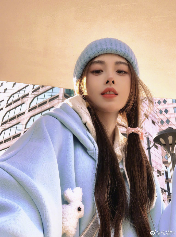 组图:鞠婧祎晒公主切造型随拍酷飒有型 对镜wink脸颊比心好甜