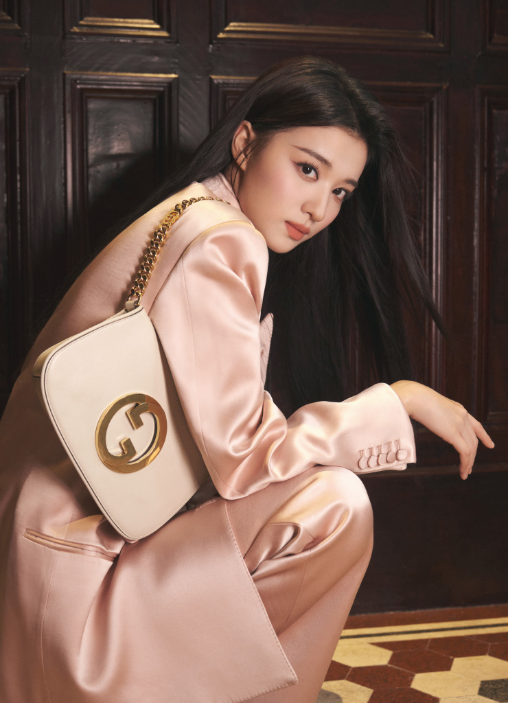 王楚然发布淡粉色西装复古摩登写真 甜姐变御姐气场a爆