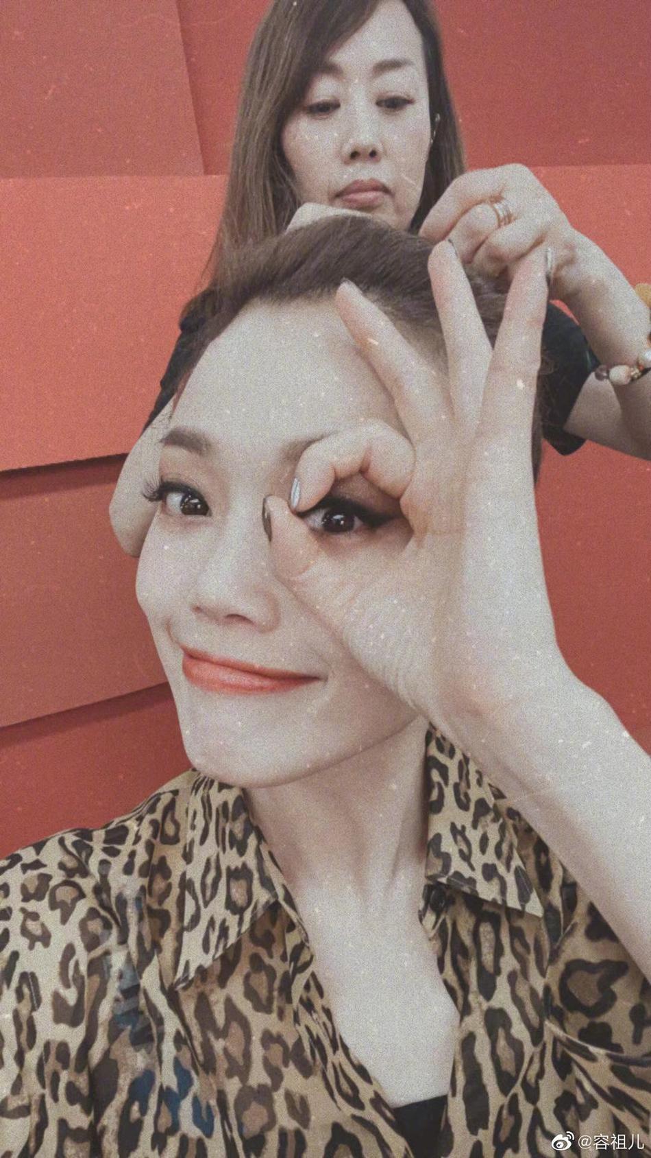 组图:容祖儿微博发千万粉丝福利照 晒自拍脸上贴满爱心