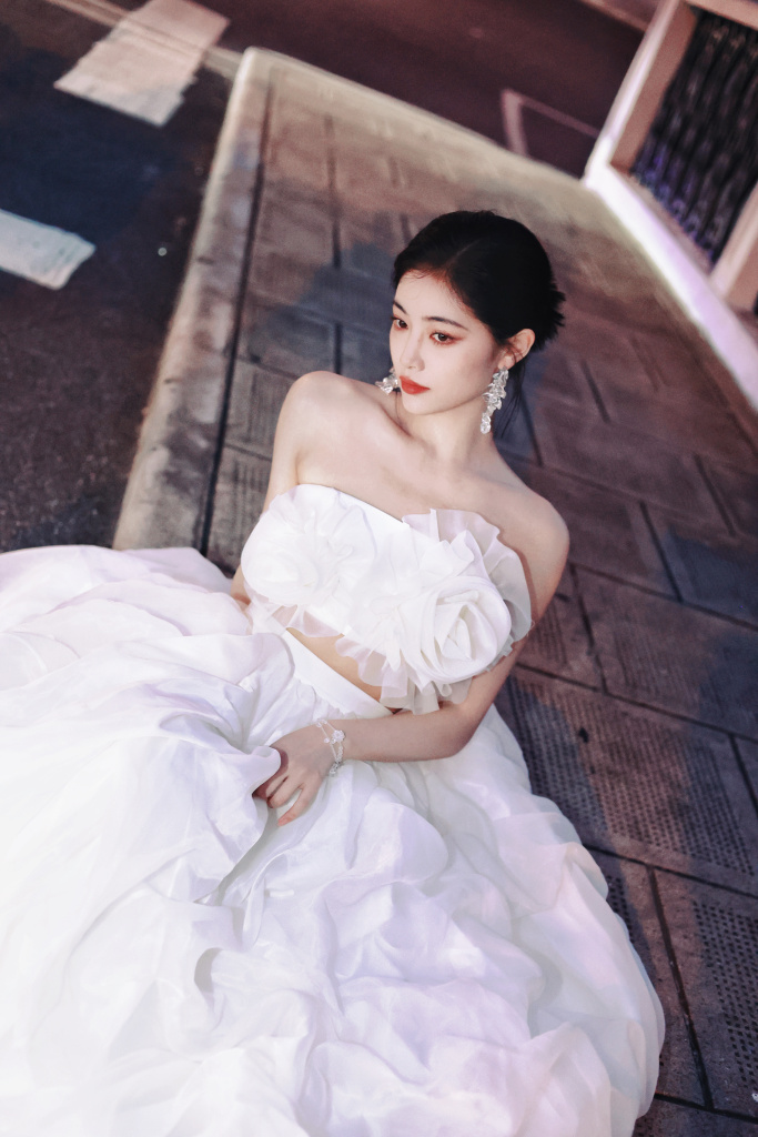 许佳琪白色玫瑰婚纱大片释出 性感绝美似在逃公主