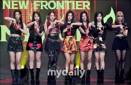 组图:韩女团成员jinni膝盖淤青严重 发新歌练舞强度大