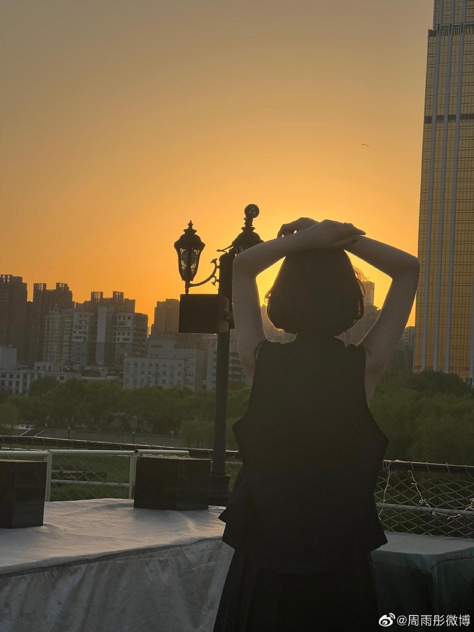 组图:周雨彤晒落日氛围感随拍 着黑色无袖衫搭配短发随性洒脱