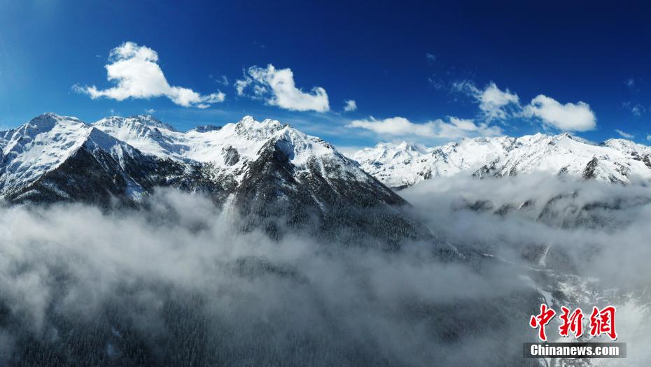 达古冰川景区雪后美景如画