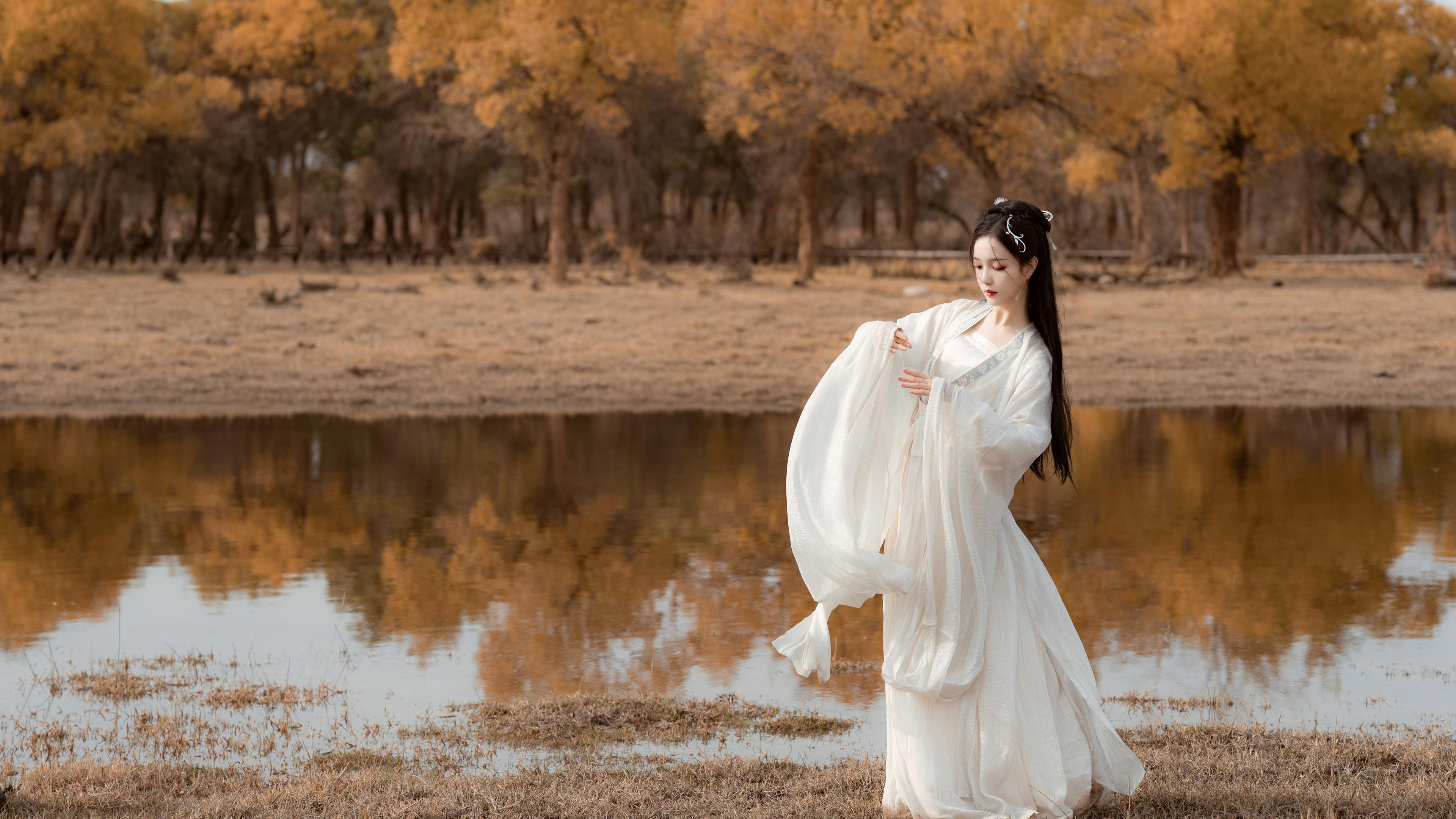 汉服美少女,郊外清新迷人写真照,宛如掉落人间的仙女,魅力四射