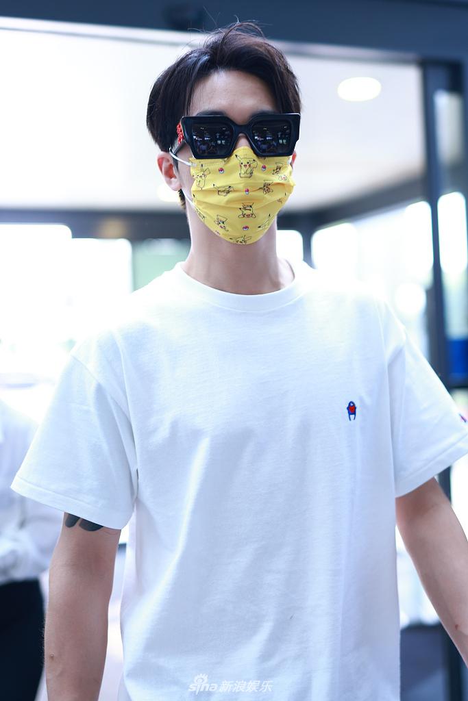 组图:许魏洲墨镜短发简单干练 走路带风狂野酷飒超slay