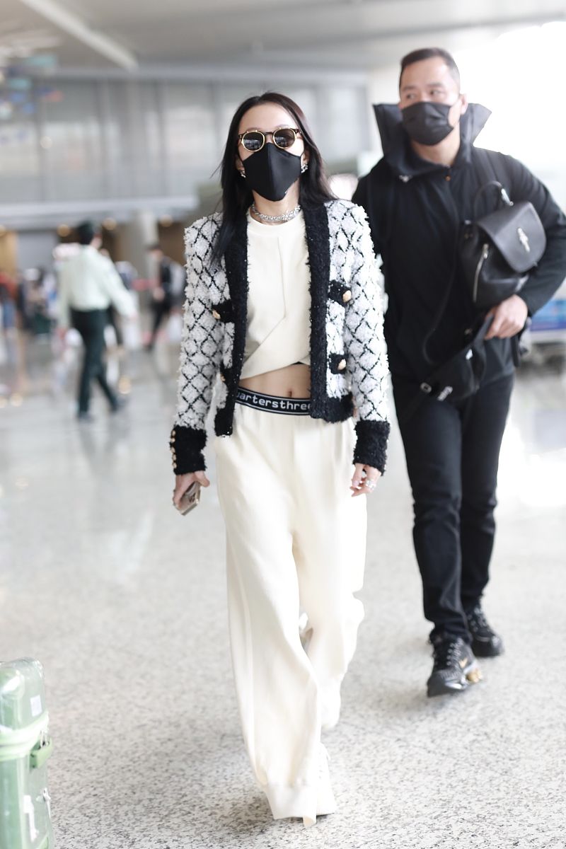 张韶涵街拍:粗呢菱格纹西装阔腿裤 大秀美腹