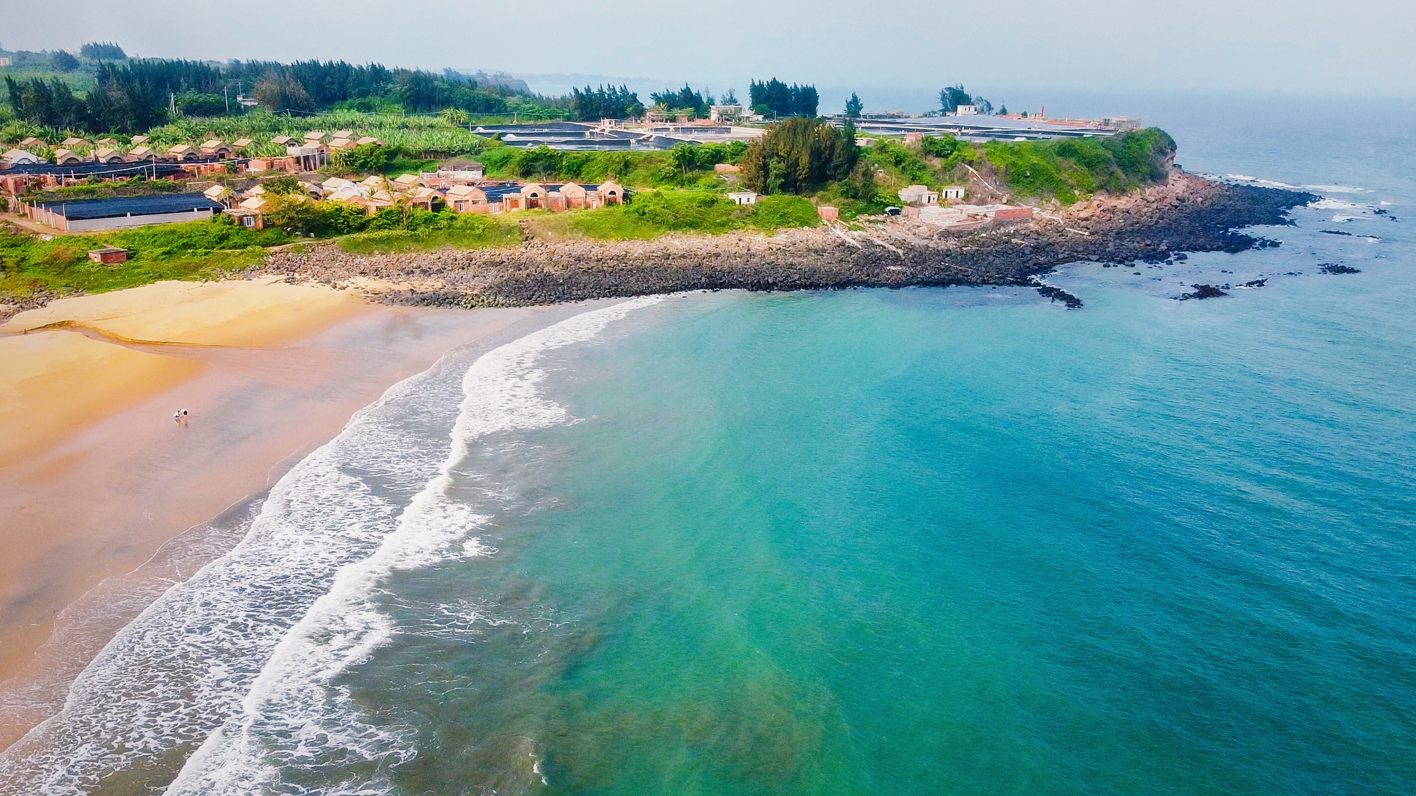 我们在湛江航拍了一个海岛,海滩海水都特别干净,上帝视角美呆