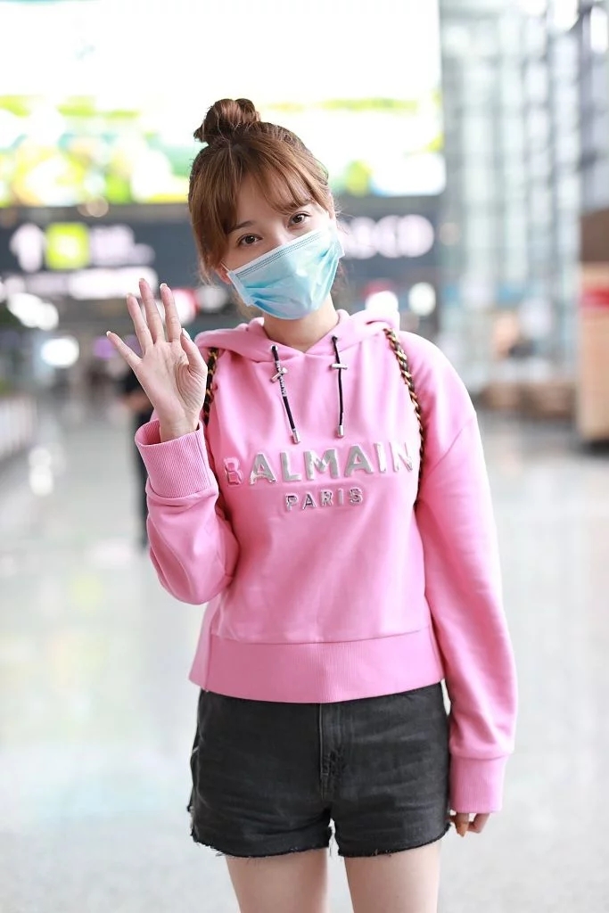 金莎穿粉色上衣扎丸子头,太可爱了吧