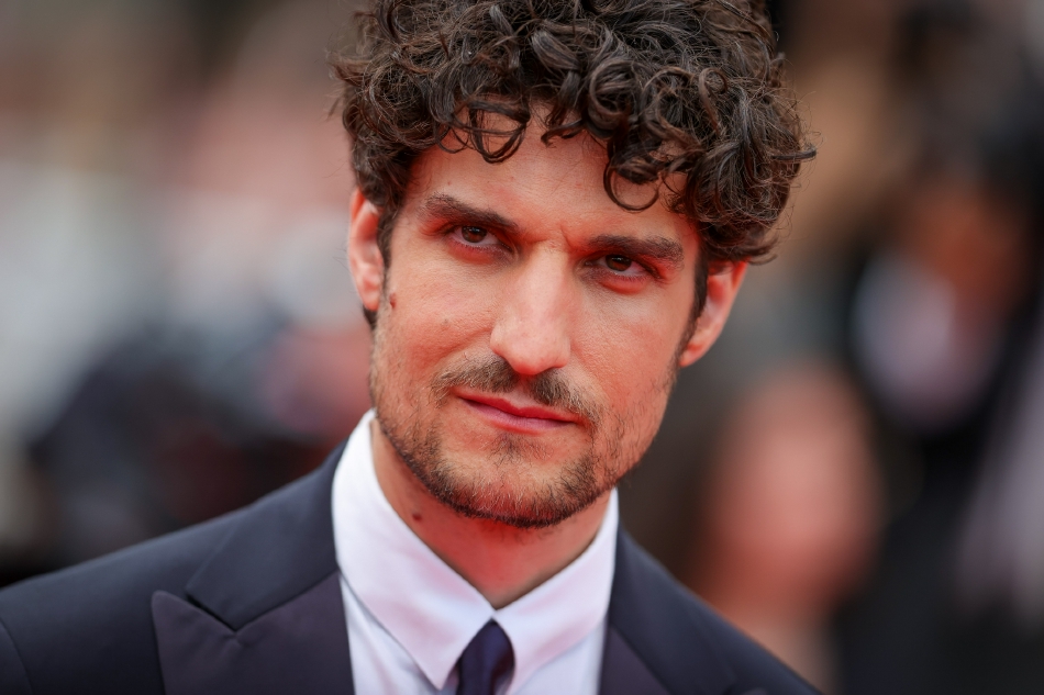 组图:戛纳电影节《杏仁剧院》首映红毯 路易·加瑞尔西装出席