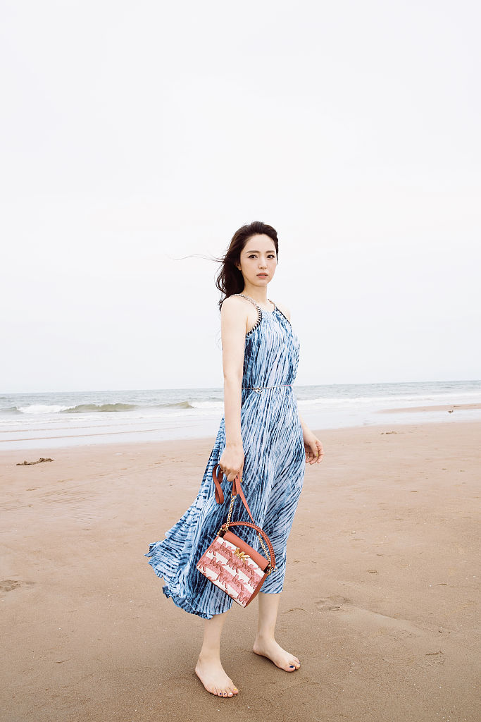董璇赤脚拍摄海滩写真 度假风穿搭悠闲惬意