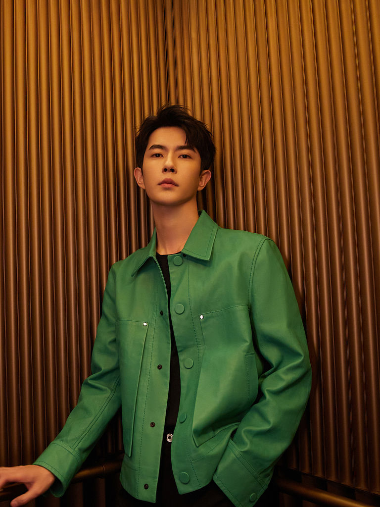 于朦胧亮绿皮衣复古感十足 梳碎发眉眼清秀少年感满满