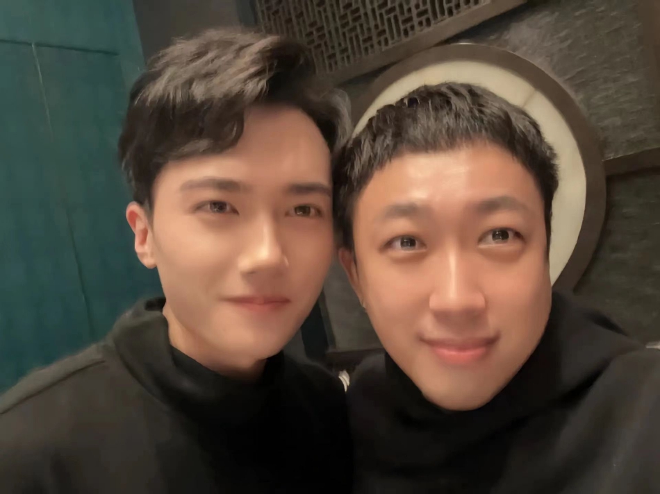 组图:于正晒探班许凯新剧合照 怼脸自拍笑容灿烂