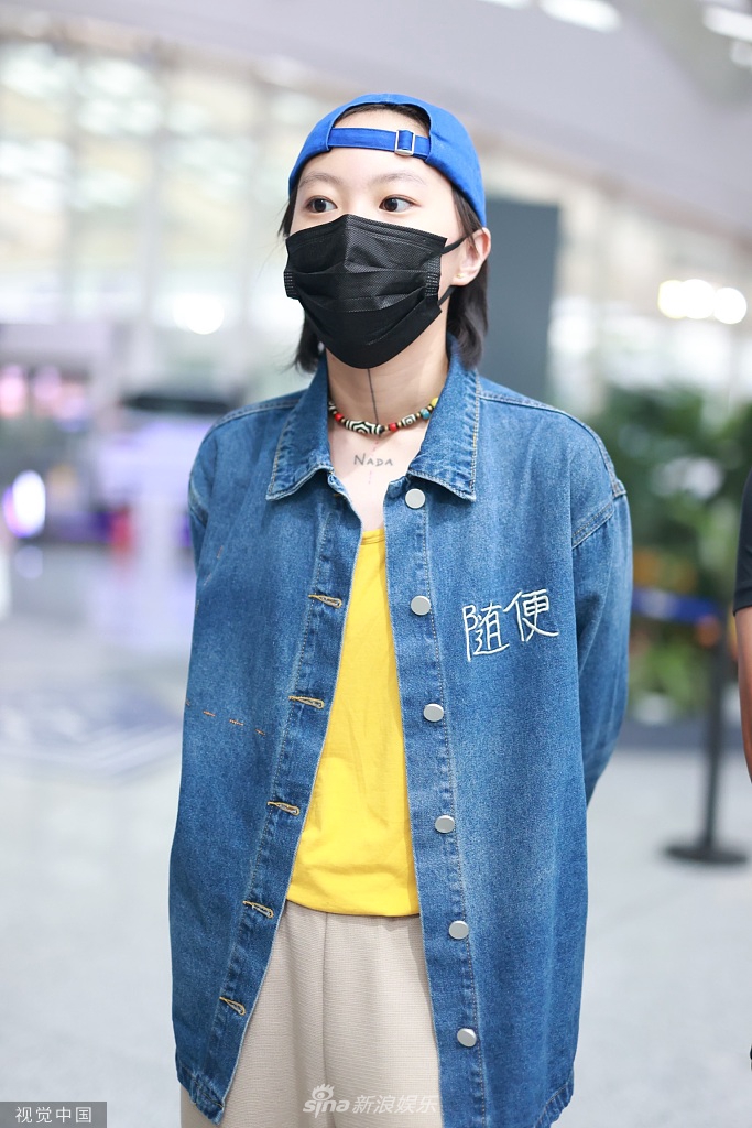 组图:窦靖童反扣帽子显不羁 "随便"穿上身个性斐然