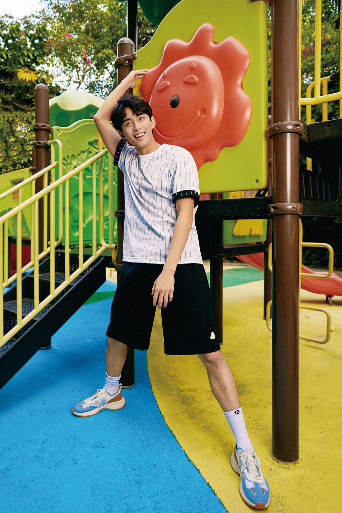 吴磊儿童乐园写真童趣满满 新剧《爱情而已》开机与周雨彤姐弟恋