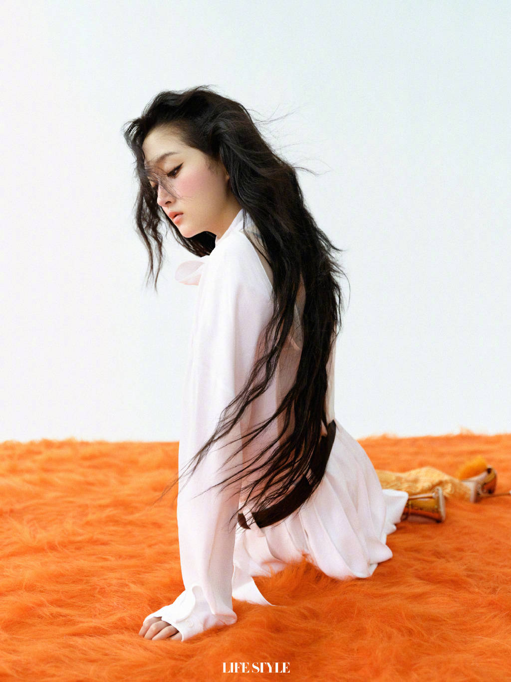 关晓彤拍摄部落少女大片 慵懒羊毛卷造型妩媚迷人