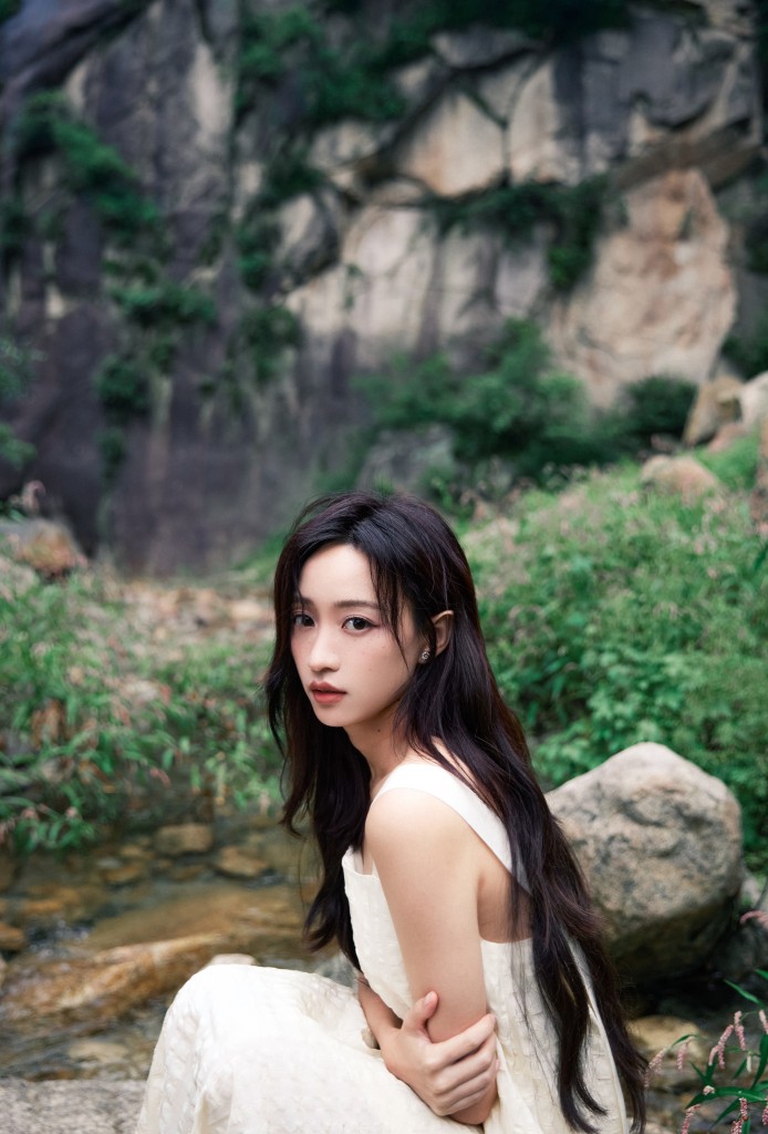 黄婷婷身穿素色长裙拍摄森系写真 长发飘飘对镜托腮清纯可人