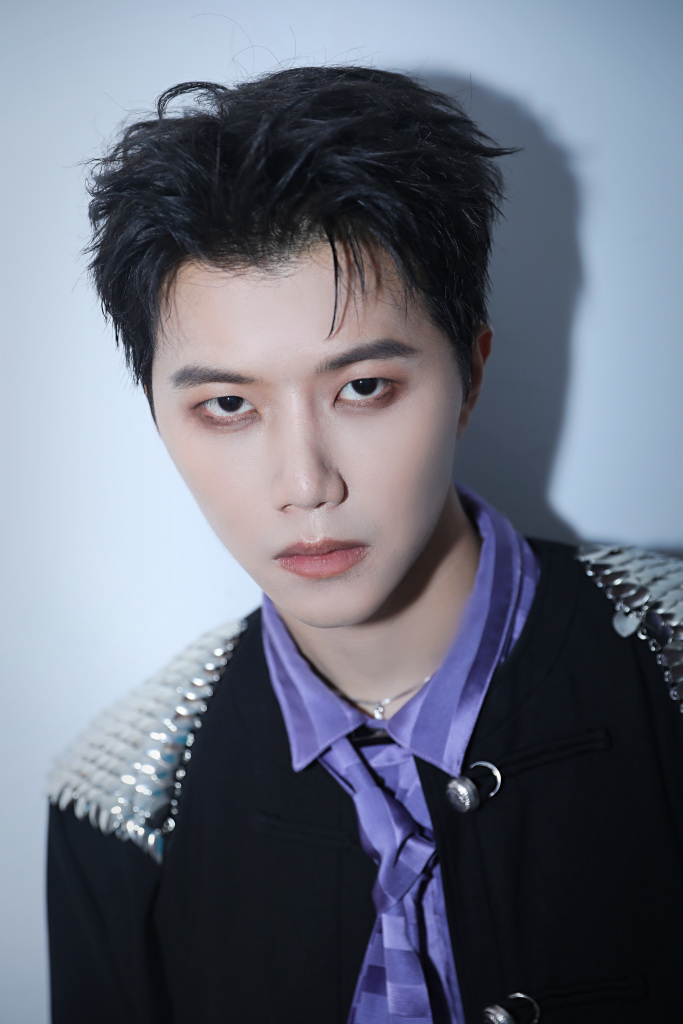 陆思恒发布《令人心跳的舞台》造型写真 眼神凌厉酷飒帅到没朋友