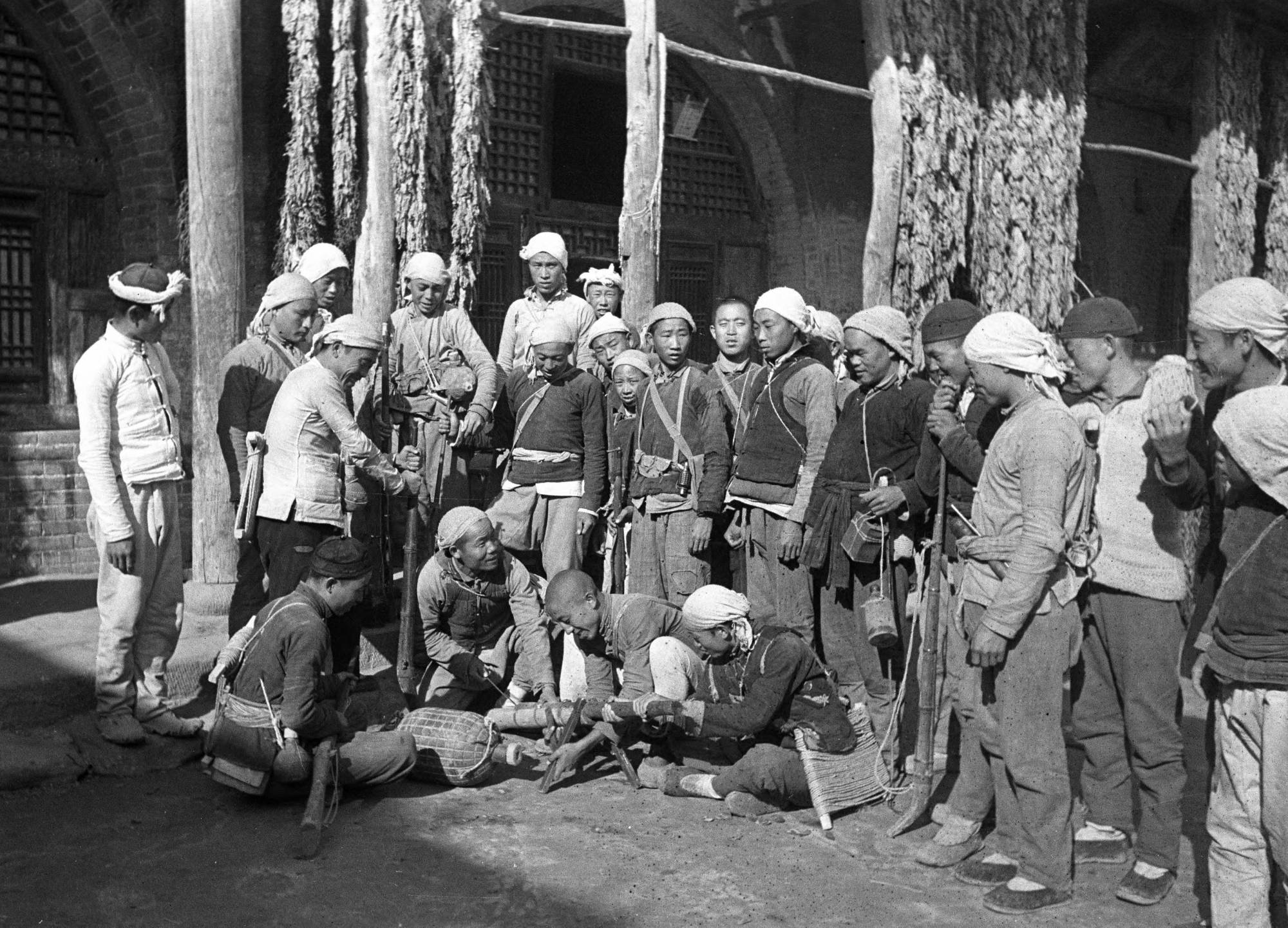 抗日战争时期,真实的手枪,机枪,真地雷,防毒面具,壁画