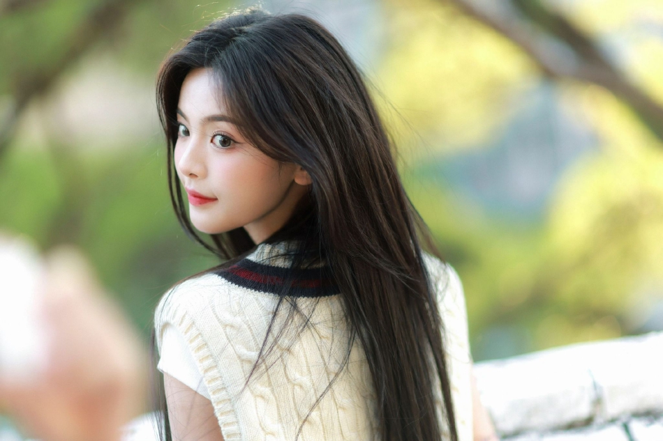 组图:杨超越学院风写真曝光 美女校花清纯可爱