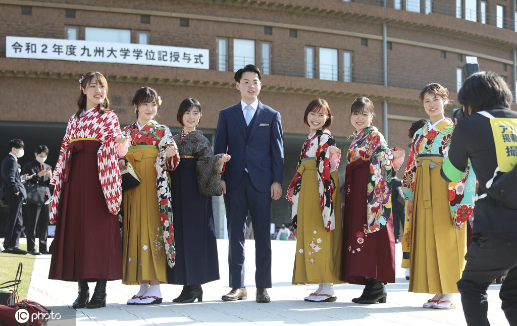 日本九州大学举行毕业典礼 和服美女学生拍毕业照