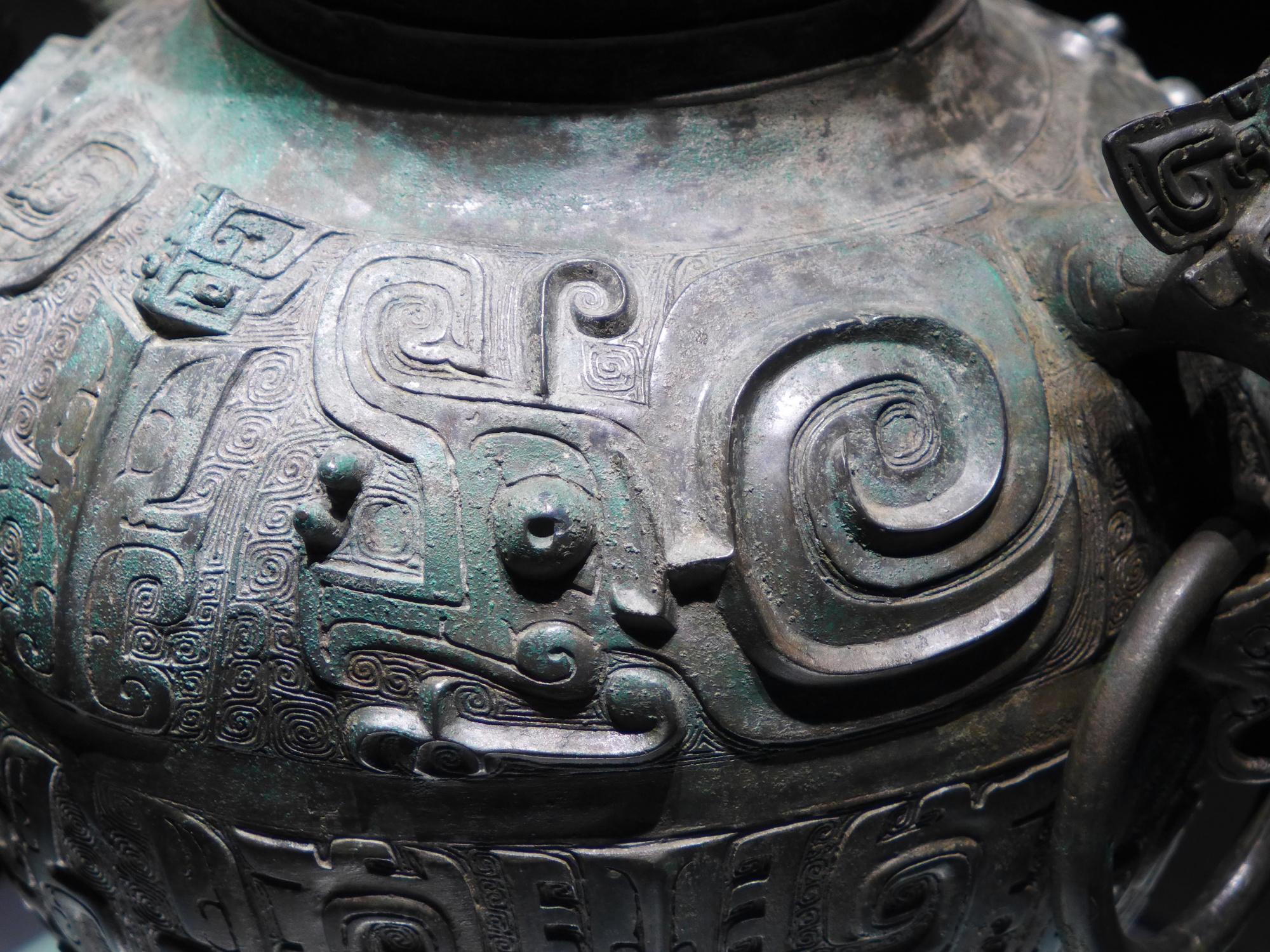 卷体夔纹龙盖罍——喀左小波汰沟青铜器窖藏出土