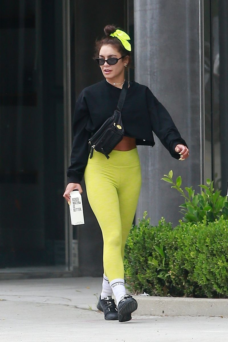 凡妮莎·哈金斯街拍:黑色露脐卫衣荧光黄legging 系发带俏皮活泼