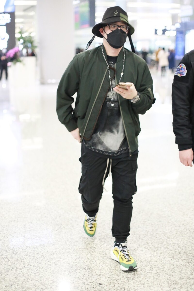 上海,潘玮柏现身机场