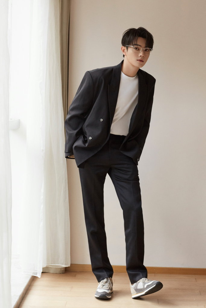 许凯鞋履品牌活动写真 黑西装秀大长腿精致帅气