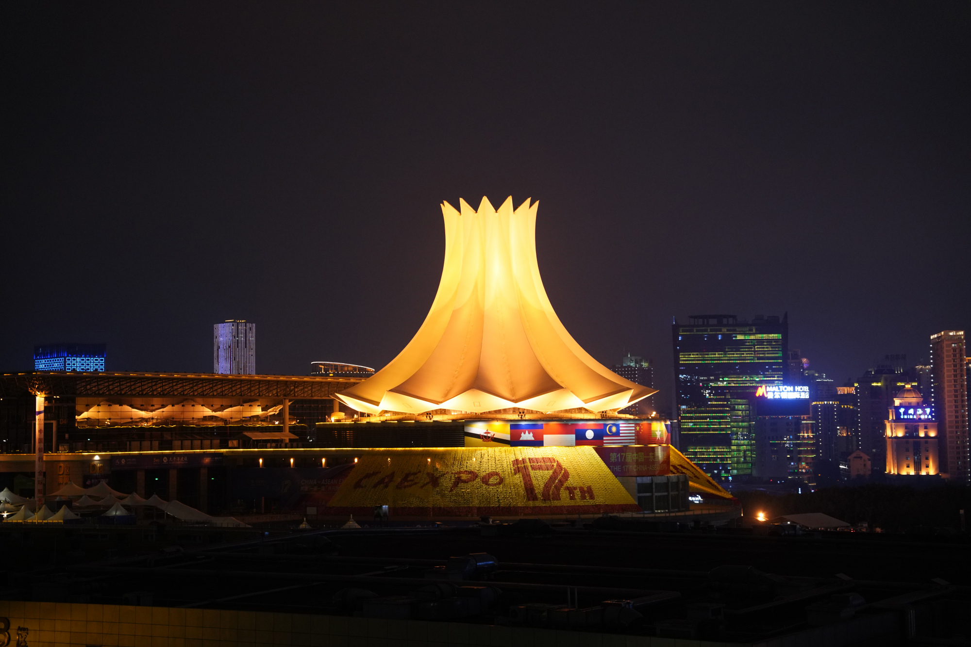 「东博会现场」南宁国际会展中心夜景美轮美奂