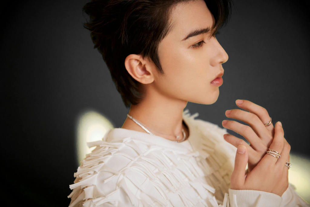 蔡徐坤818晚会造型,一袭白色流苏卫衣搭配黑色皮裤,帅酷有型