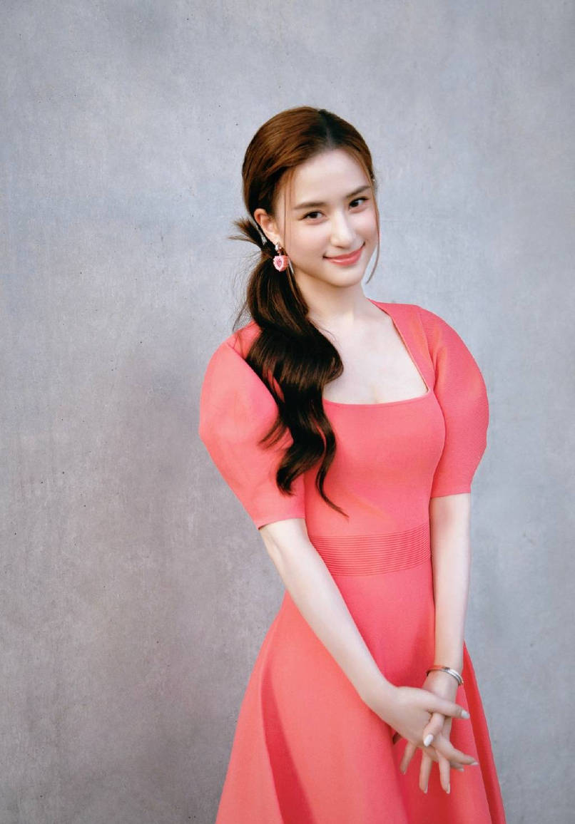 组图:何超莲穿低领裙展露好身材 粉色爱心耳环甜度爆表