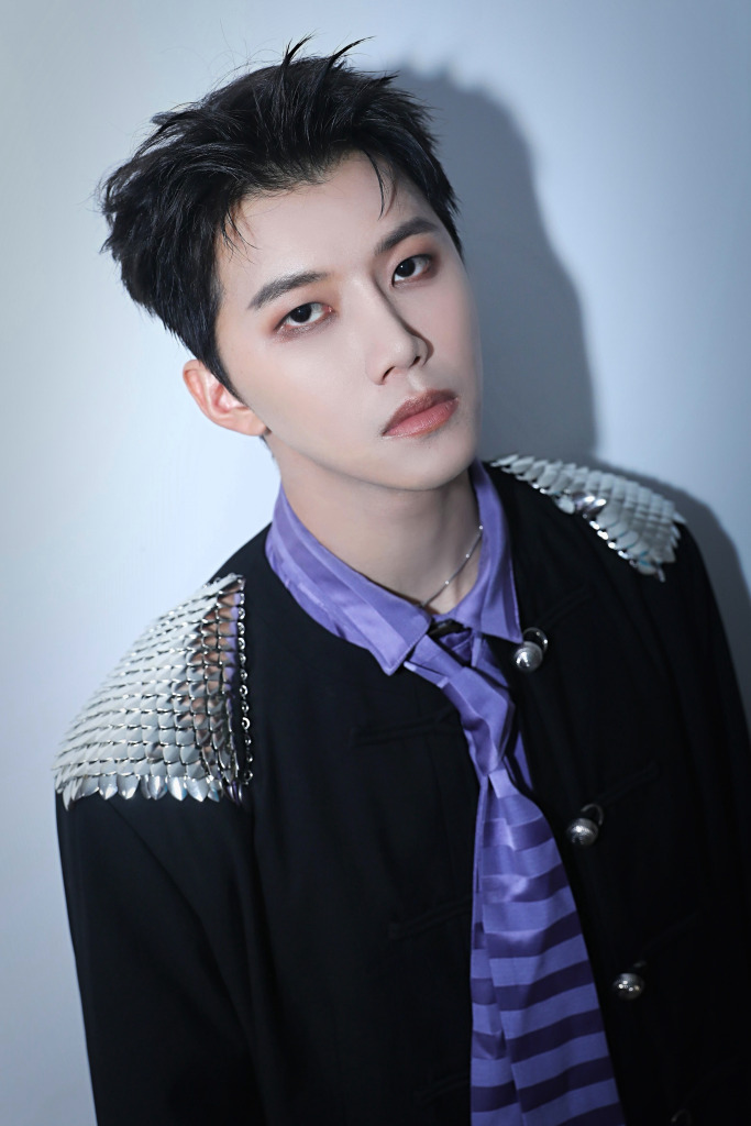 陆思恒发布《令人心跳的舞台》造型写真 眼神凌厉酷飒帅到没朋友