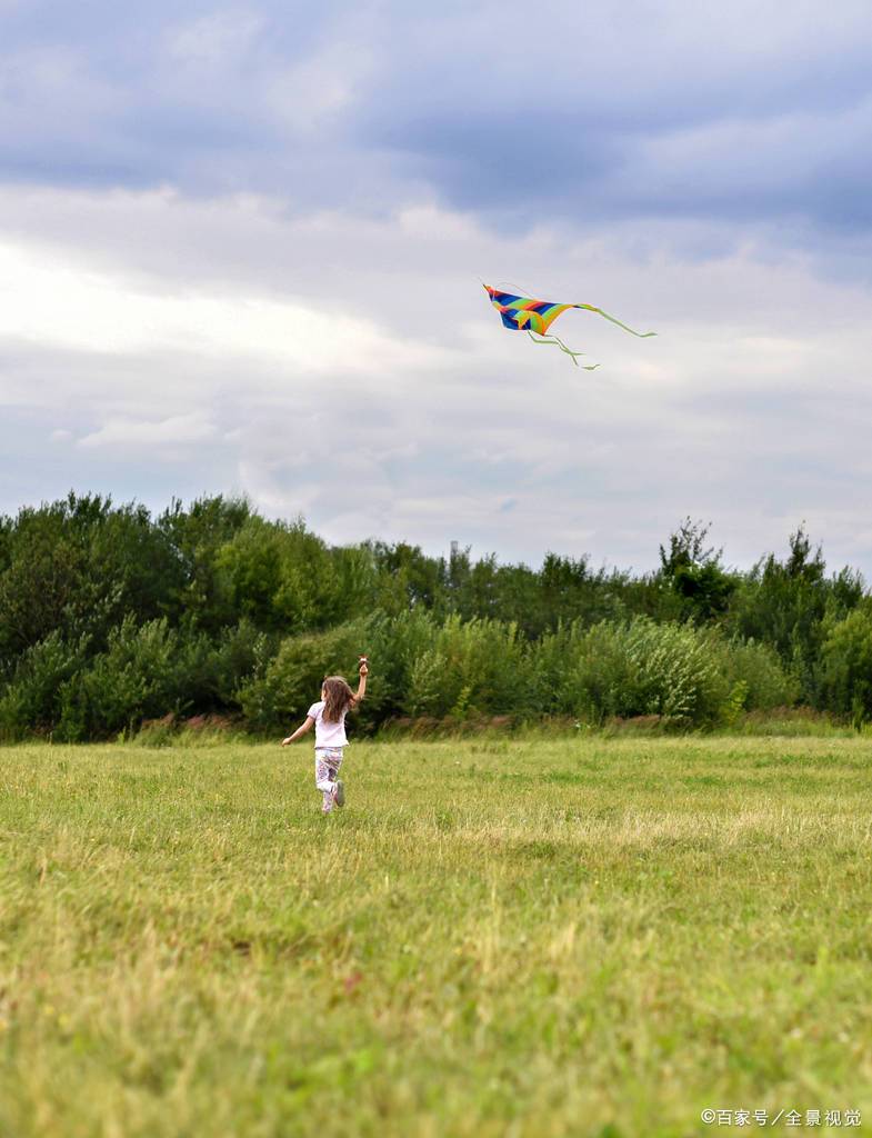 儿童散学归来早,忙趁东风放纸鸢.——清代:高鼎