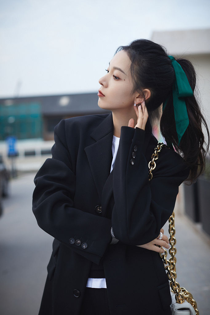 陈瑶黑色风衣搭长筒靴秀骨感美腿 扎绿色发带回眸凝望氛围感拉满