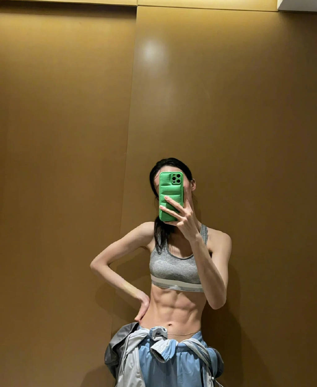 金晨晒湖边惬意游玩照,秀雪白美背让人移不开眼