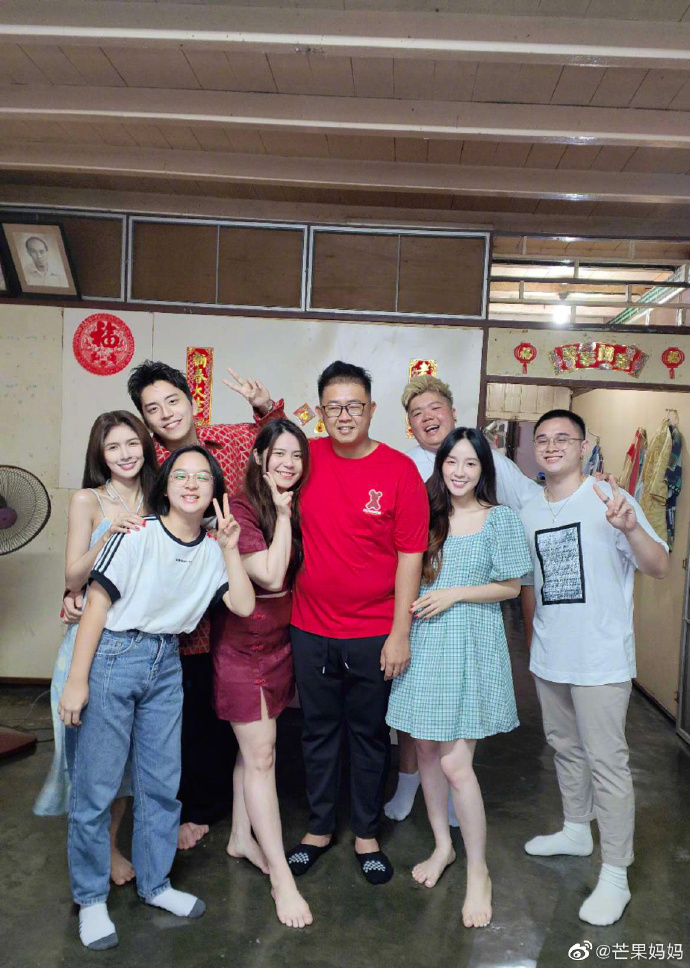 组图:王大陆与蔡卓宜父母亲人合照 众人露笑比v开心和睦