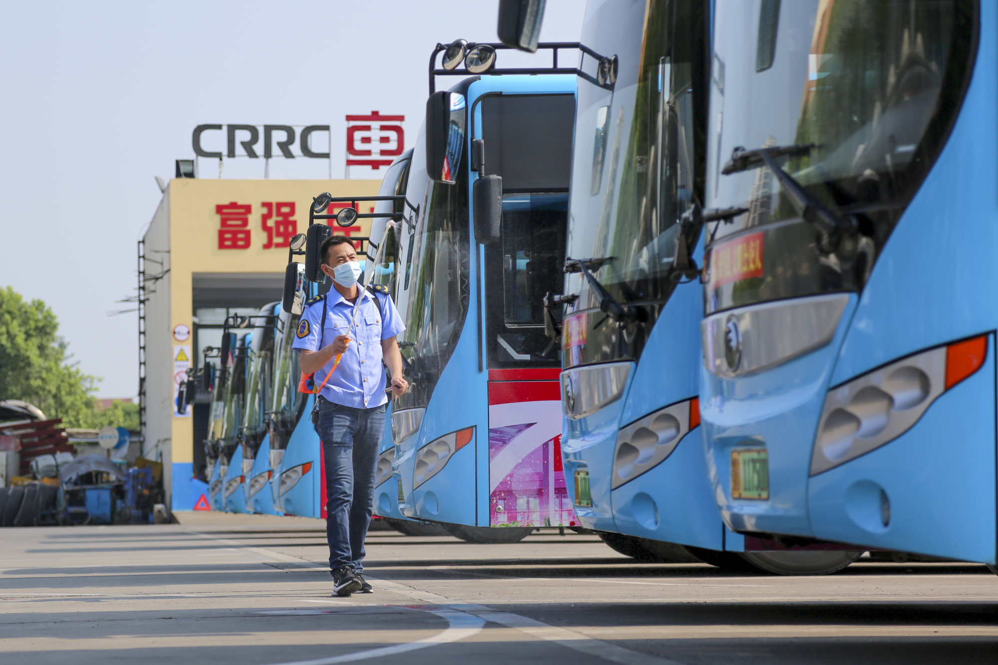 抗疫影像|荆州公交车实行一趟一消毒